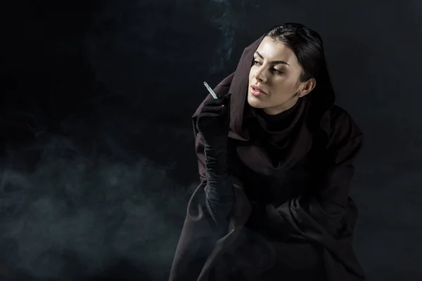 Femme Costume Mort Fumer Cigarette Sur Noir — Photo