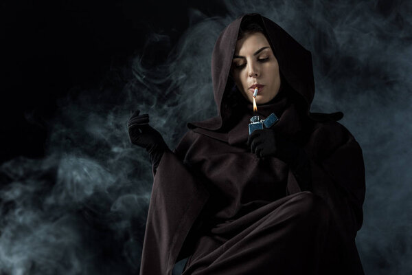 женщина в костюме смерти закуривает сигарету на черном
