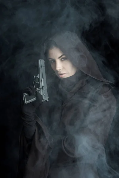 Kobieta Kostiumie Śmierci Trzymając Pistolet Patrząc Aparat Czarny — Zdjęcie stockowe