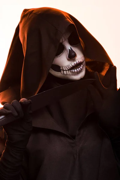 Kafatası Makyajlı Bir Kadın Bıçağı Beyazın Üstünde Tutuyor — Stok fotoğraf