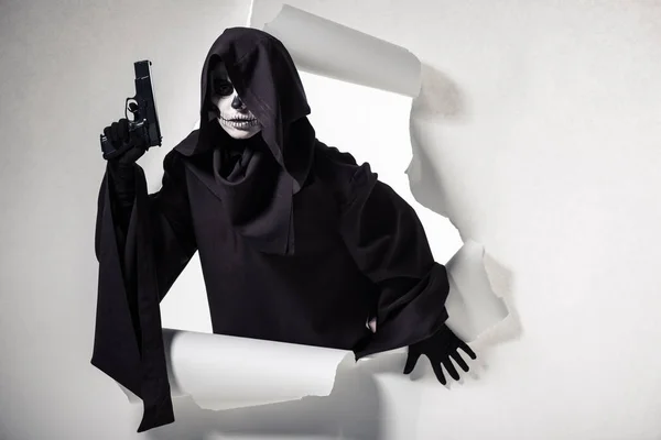 Жінка Костюмі Смерті Тримає Пістолет Виходить Отвору Папері — стокове фото