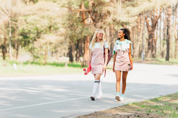 Full Length View Smiling Multicultural Friends Penny Boards Walking Road — Stock Photo, Image