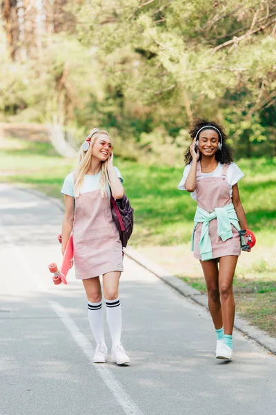 Full Length View Two Smiling Multicultural Friends Penny Boards Walking — Stock Photo, Image