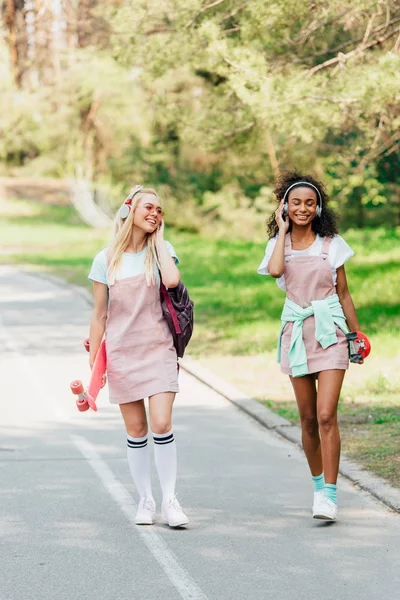 Visão Completa Dois Amigos Multiculturais Sorridentes Com Tábuas Penny Andando — Fotografia de Stock