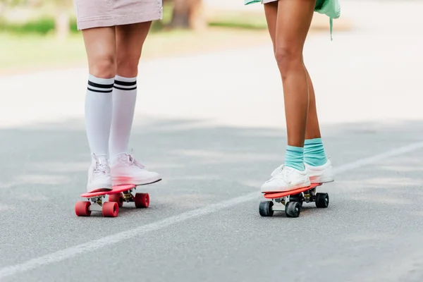 Visão Parcial Duas Meninas Skate Tábuas Centavo Estrada — Fotografia de Stock