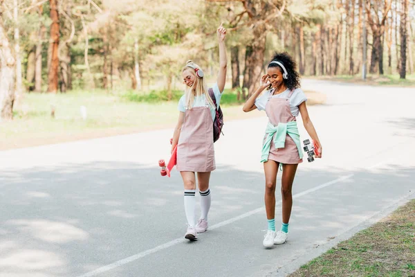 Full Length View Two Smiling Multicultural Friends Penny Boards Walking — Stock Photo, Image