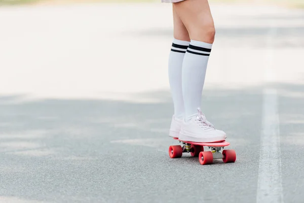 Gedeeltelijke Weergave Van Meisje Knie Sokken Skateboarden Weg — Stockfoto