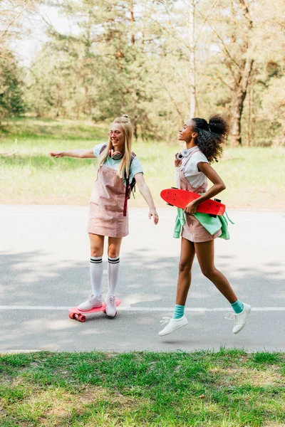 Vista Completa Dos Amigos Multiculturales Patinaje Carretera Con Sonrisa — Foto de Stock