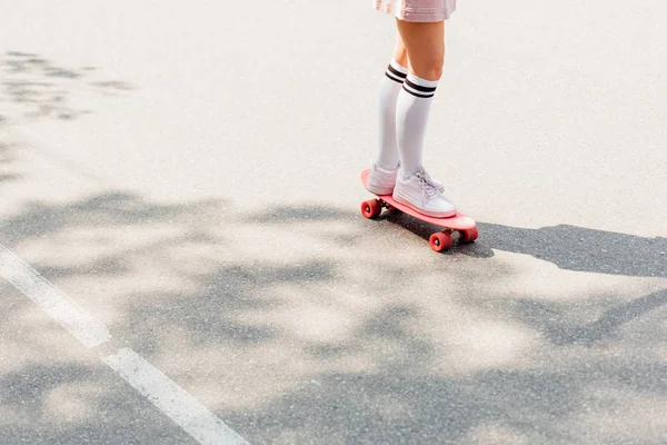 Částečný Pohled Dívku Kolenkách Skateboardingu Silnici — Stock fotografie