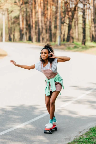 Volle Länge Ansicht Der Afrikanisch Amerikanischen Mädchen Skateboarding Und Musik — Stockfoto