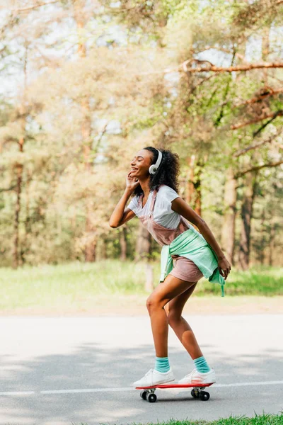 Full Length View African American Girl Skateboarding Listening Music Headphones — Stock Photo, Image