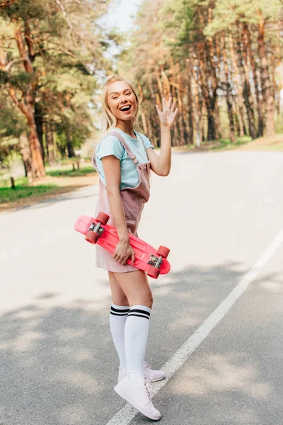 Teljes Hosszában Véve Mosolygó Szőke Lány Állt Közúti Penny Board — Stock Fotó