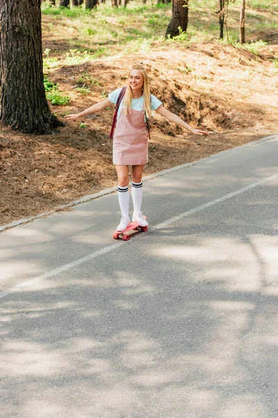 Pełny Widok Długości Blond Dziewczynka Skarpetkach Kolana Skateboarding Drogach — Zdjęcie stockowe