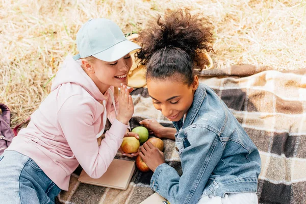 Two Smiling Multiethnic Friends Lying Plaid Blanket Apples — Stock Photo, Image