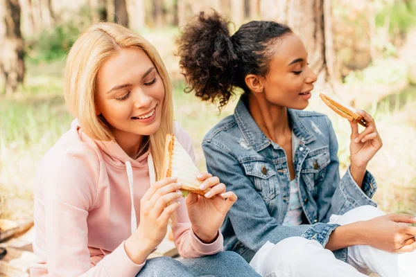 Dos Sonrientes Amigos Multiétnicos Comiendo Sándwiches Picnic —  Fotos de Stock