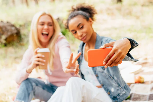 Enfoque Selectivo Dos Amigos Multiculturales Sonrientes Con Taza Papel Café — Foto de Stock