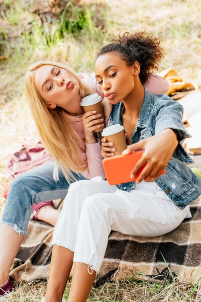 Dos Alegres Amigos Multiculturales Con Tazas Café Tomando Selfie Bosque — Foto de Stock