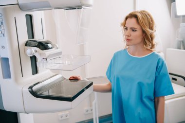 hastanede x-ray makinesi yakınında duran güzel yetişkin kadın 