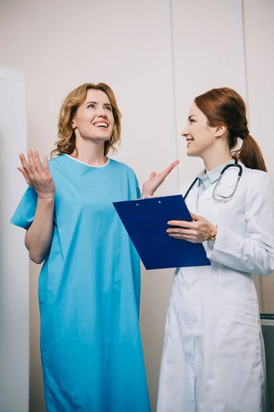 Zufriedener Patient Gestikuliert Stehen Beim Radiologen Der Nähe Des Röntgengeräts — Stockfoto