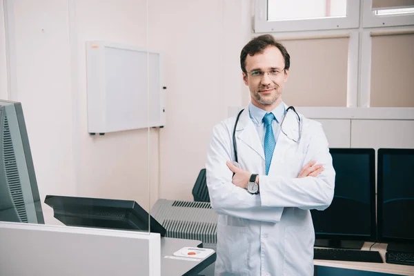 Guapo Médico Bata Blanca Pie Con Los Brazos Cruzados Mirando —  Fotos de Stock