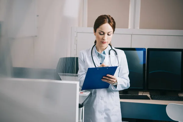 Selective Focus Pretty Doctor Writing Clipboard Hospital — Stock Photo, Image