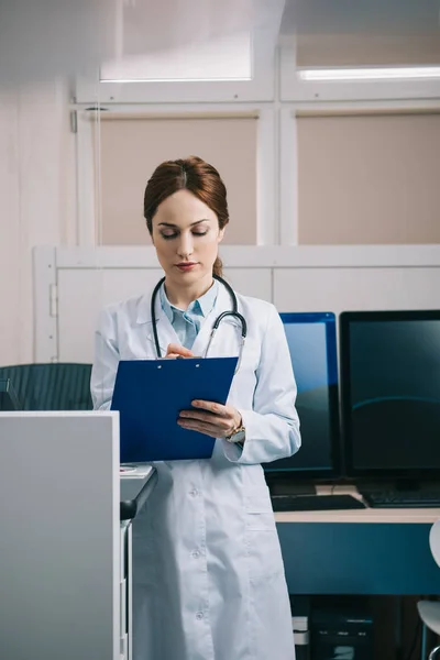 Enfoque Selectivo Hermosa Joven Médico Escribiendo Portapapeles Hospital — Foto de Stock