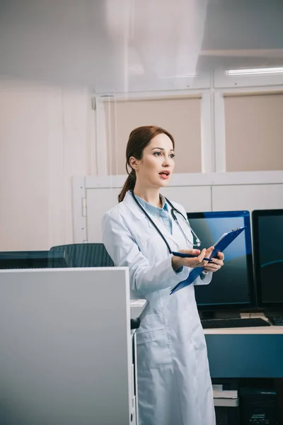 Selective Focus Pretty Young Doctor Gesturing While Holding Clipboard — Stock Photo, Image