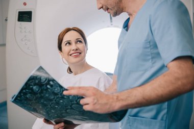 mutlu kadına x-ray tanısı gösteren doktorun kırpılmış görünümü