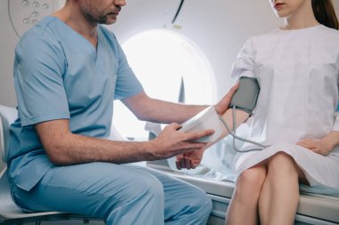 ct tarayıcıotururken tonometre ile hastaların kan basıncı ölçme doktor kısmi görünümü