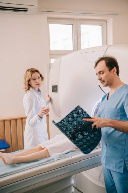 hasta tanılama sırasında bt tarayıcı ameliyat radyolog ise tomografi tanısı bakarak doktor