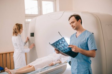 hasta tanıları sırasında bt tarayıcı ameliyat ederken radyografi çalışırken tomografi tanısı bakarak özenli doktor