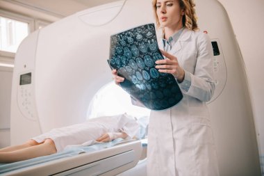 hastaların tanısı sırasında tomografi tanılarını inceleyen özenli radyolog 