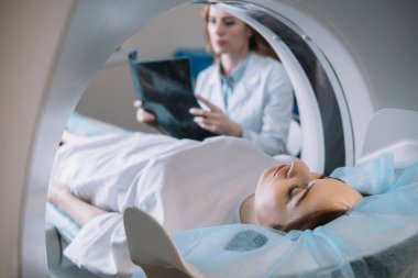 tanı sırasında bt tarayıcı yatağında yatan hasta ise x-ray tanısı tutan radyolog seçici odak