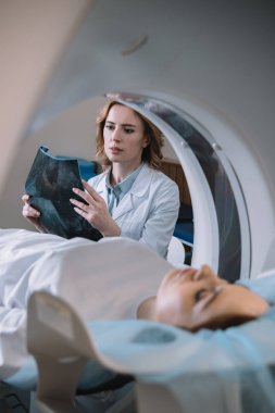 hastaların tanısı sırasında x-ray tanısı tutan düşünceli radyolog seçici odak 