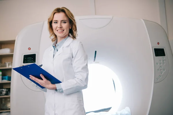 Smiling Radiologists Writing Clipboard While Standing Computed Tomography Scanner — Stock Photo, Image