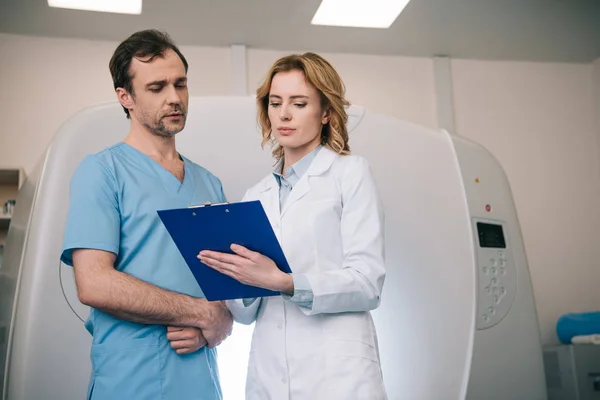 Two Radiologists Standing Looking Diagnosis Clipboard While Standing Computed Tomography — Stock Photo, Image