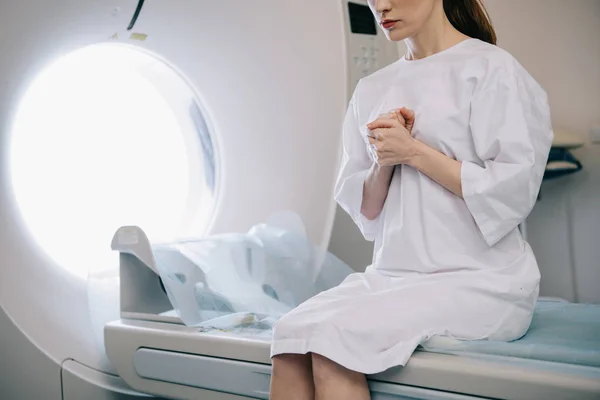 Vista Ritagliata Della Donna Mostrando Pregare Gesto Mentre Seduto Sul — Foto Stock