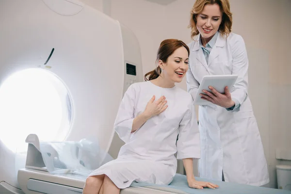 Smiling Radiologist Showing Ray Diagnosis Happy Patient Sitting Scanner Bed — Stock Photo, Image