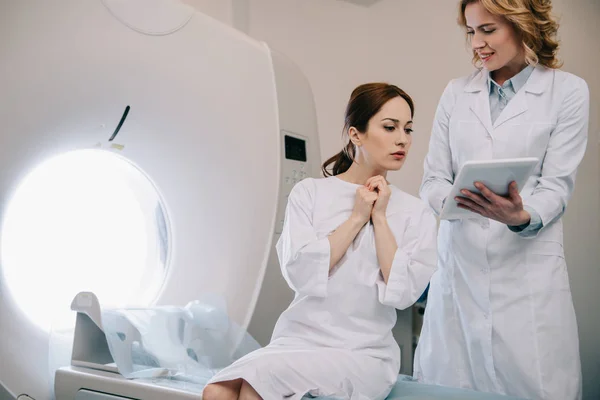 행복한 여자에게 엑스레이 진단을 디지털 정제를 보여주는 방사선 — 스톡 사진