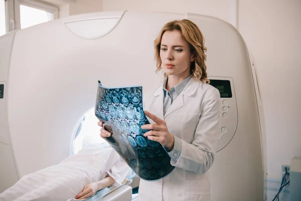 Thoughtful Radiologist Examining Tomography Diagnosis Patients Diagnostics — Stock Photo, Image