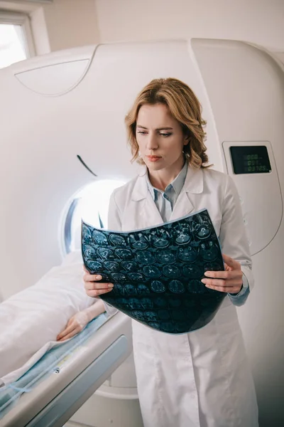 Attentive Radiologist Examining Tomography Diagnosis Patients Diagnostics — Stock Photo, Image