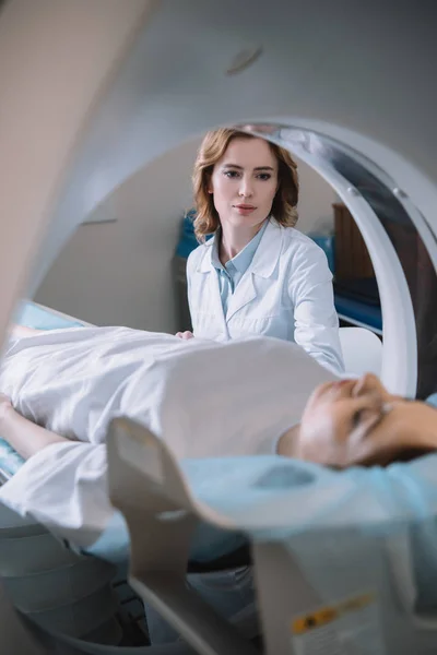 Foco Seletivo Radiologista Perto Paciente Durante Diagnóstico Tomográfico — Fotografia de Stock