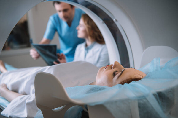 селективная направленность вдумчивых врачей на изучение рентгеновской диагностики во время диагностики пациентов на КТ-сканере
