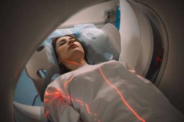 hastanede tomografi testi sırasında ct tarayıcı yatakta yatan güzel kadın