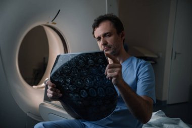 ct tarayıcı yakınında otururken tomografi tanısı bakarak özenli doktor