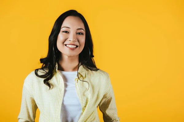 Glimlachend Brunette Aziatisch Meisje Geïsoleerd Geel — Stockfoto