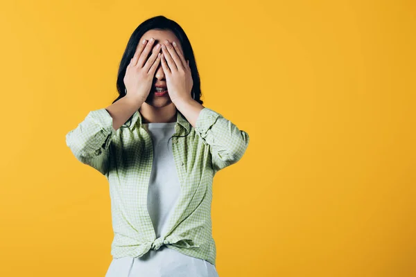 Gadis Berambut Cokelat Santai Menutup Wajah Terisolasi Pada Kuning — Stok Foto