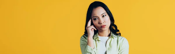 Aantrekkelijke Brunette Aziatische Meisje Met Hoofdpijn Geïsoleerd Geel — Stockfoto