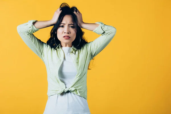 Bela Estressado Asiático Mulher Segurando Cabeça Isolado Amarelo — Fotografia de Stock