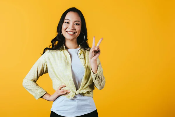 Mooie Aziatische Meisje Toont Overwinning Teken Geïsoleerd Geel — Stockfoto